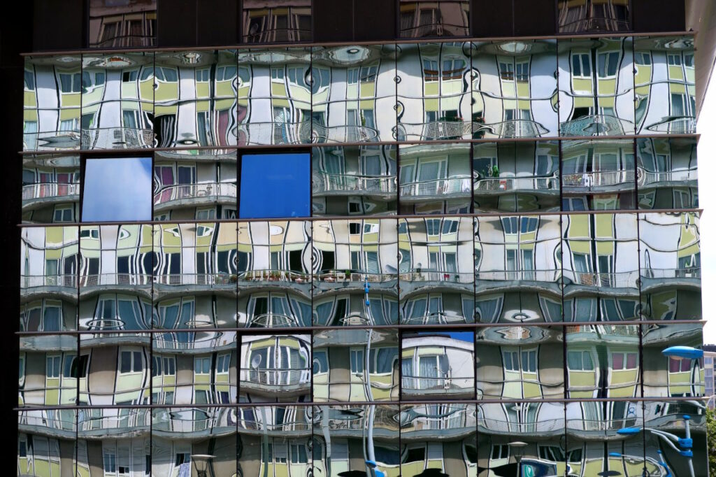 Réverbérations sur la façade de l'ANCV (Sarcelles). Photo LBz